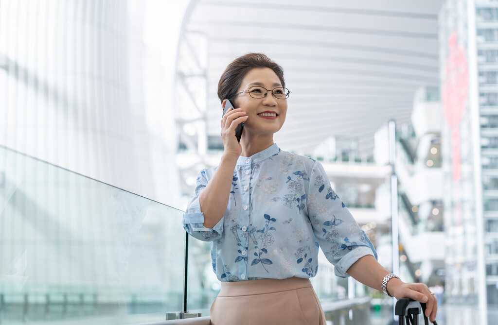 老年女人在机场打电话图片