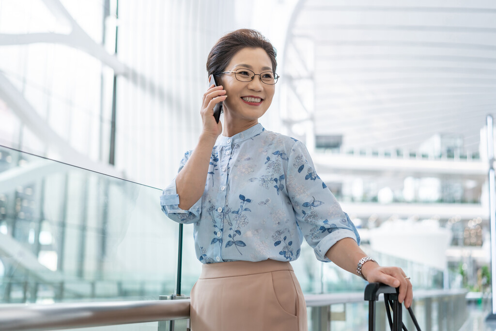 老年女人在机场打电话图片