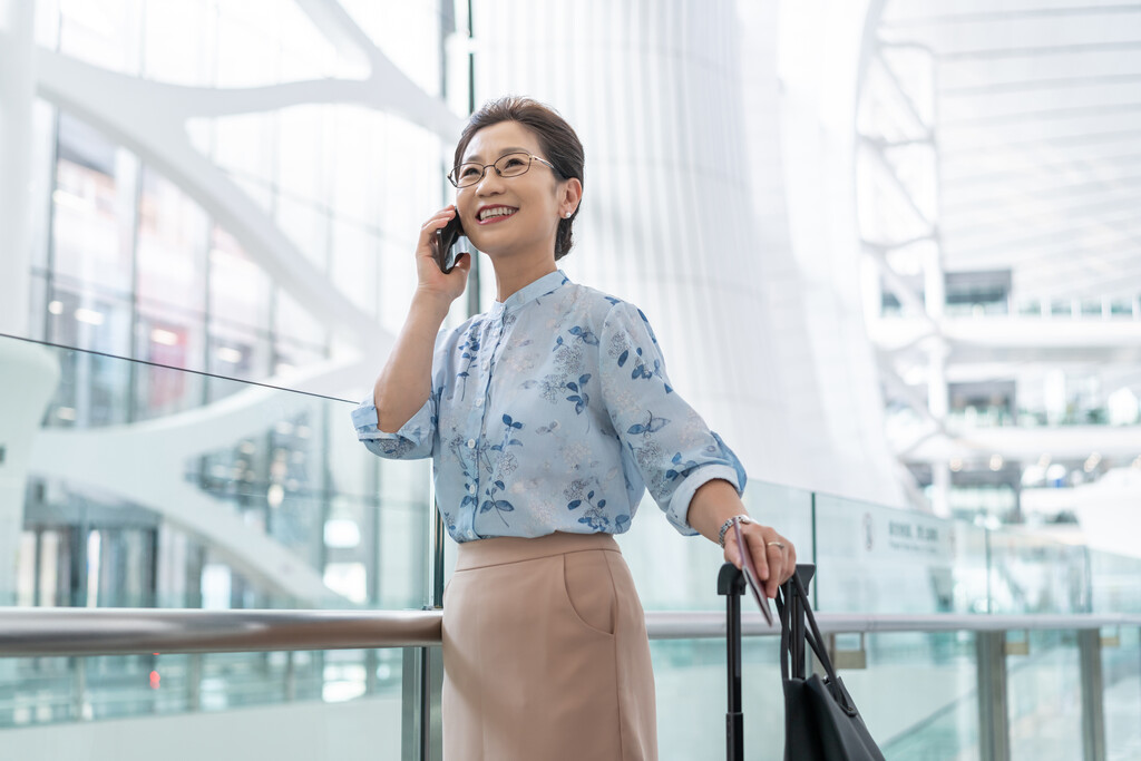 老年女人在机场打电话图片