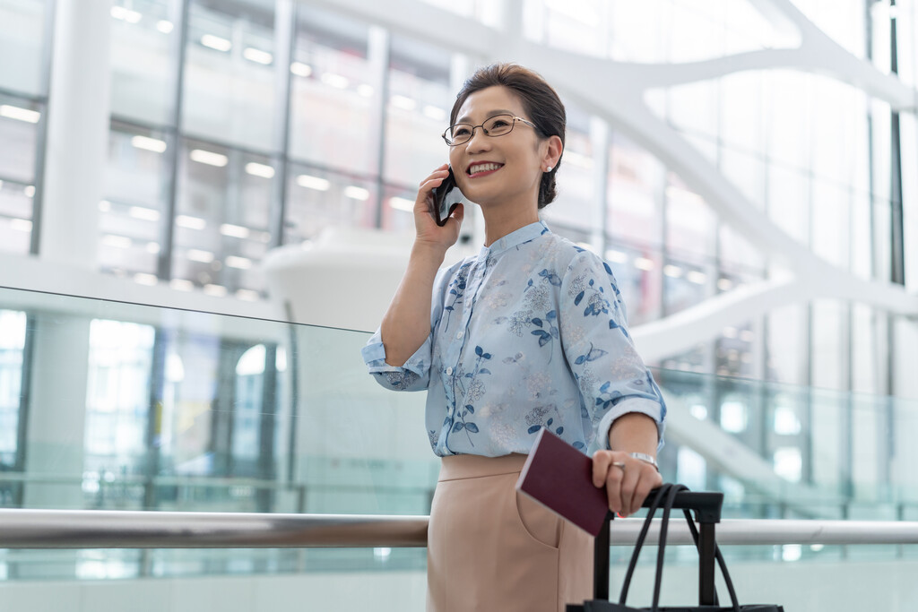 老年女人在机场打电话图片