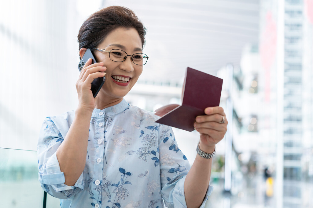 老年女人在机场打电话