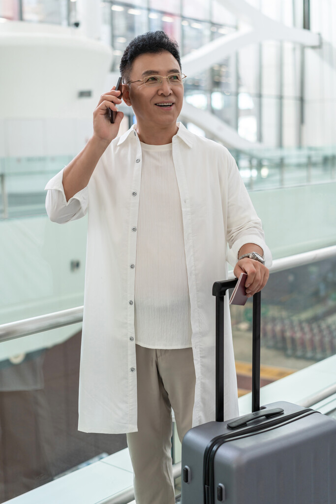 老年男人在机场打电话图片