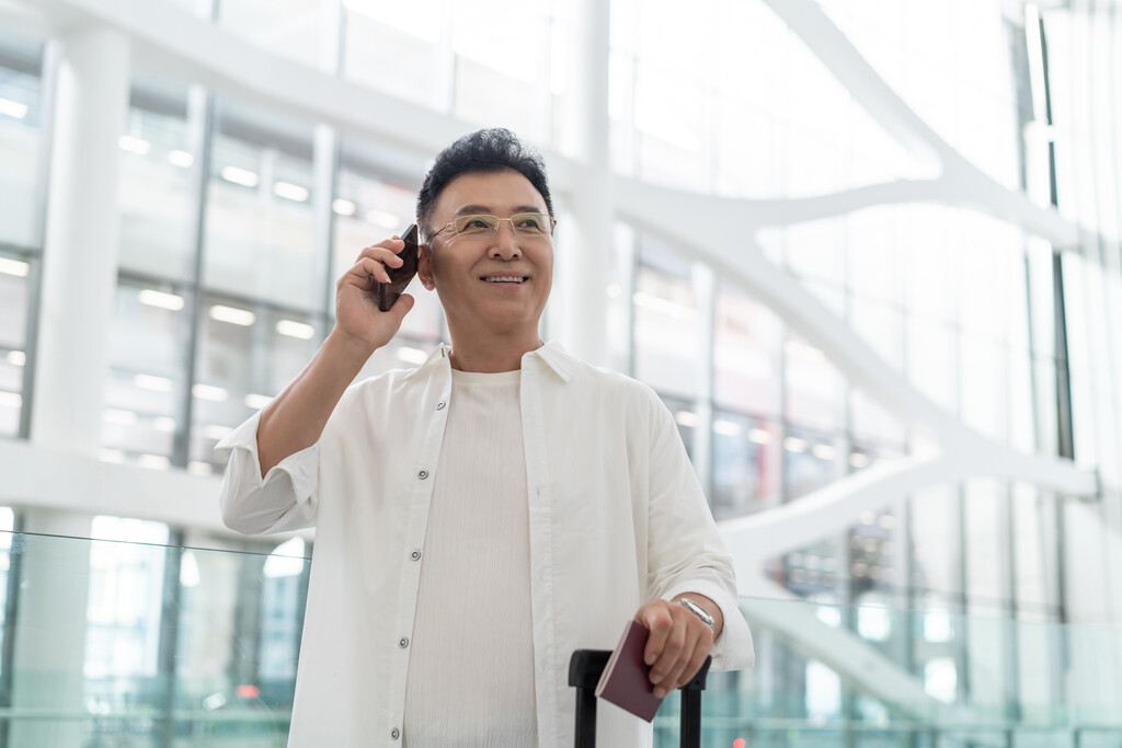 老年男人在机场打电话图片