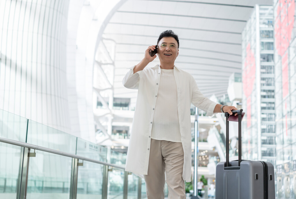 老年男人在机场打电话图片