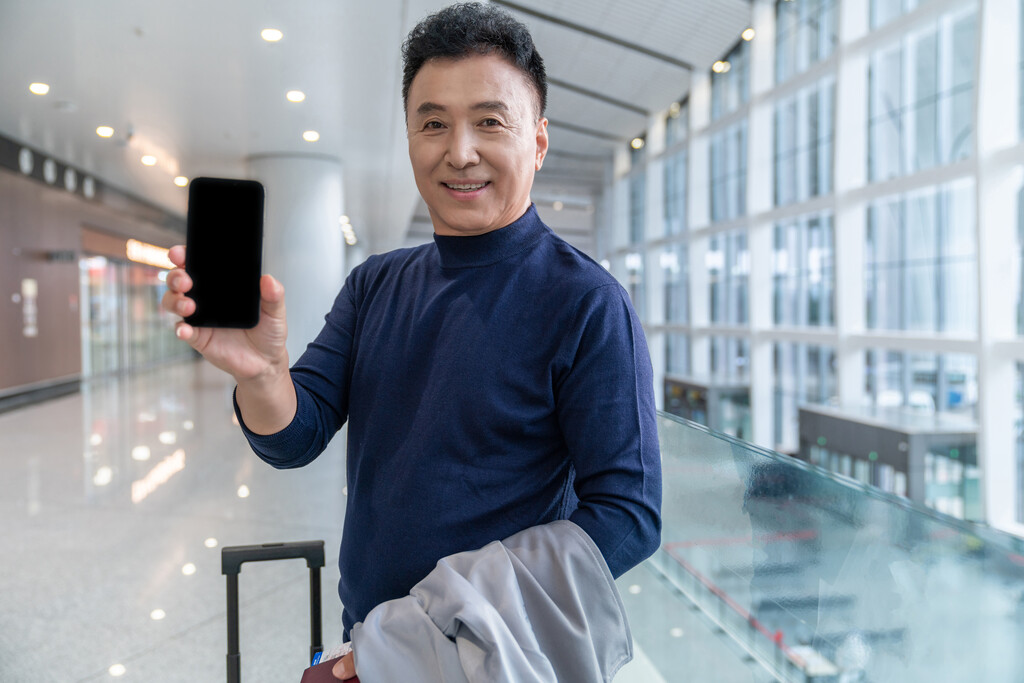 商务男士在机场展示手机图片