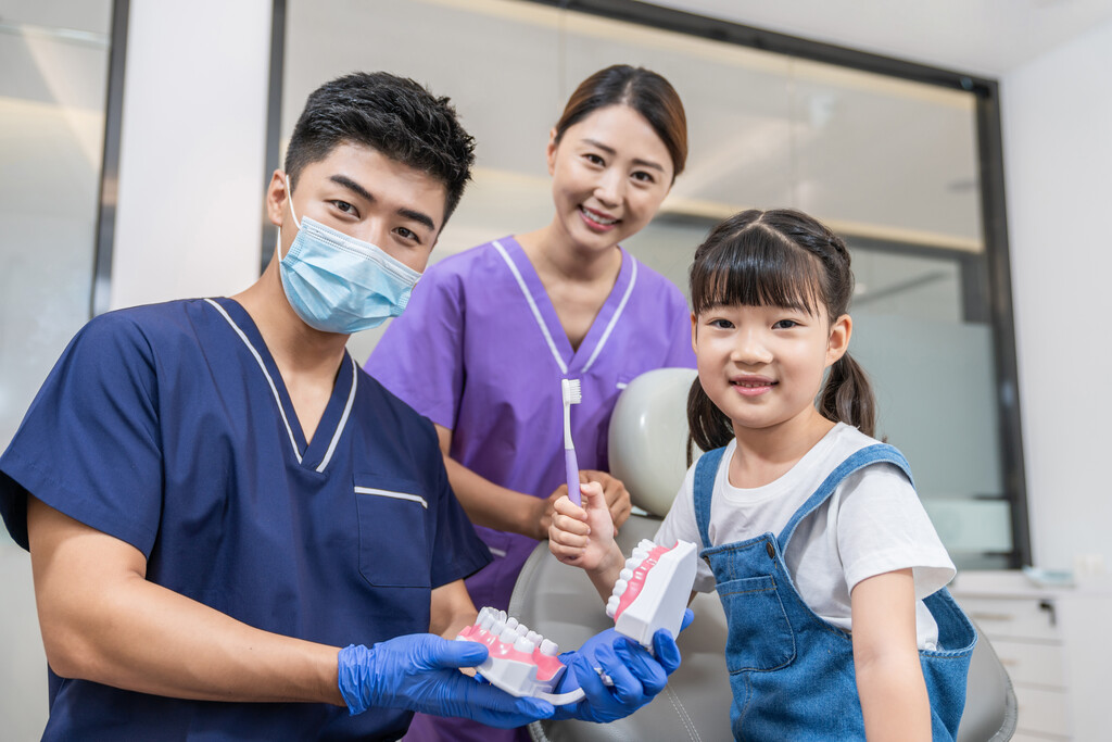 医生和小女孩在牙科诊所图片