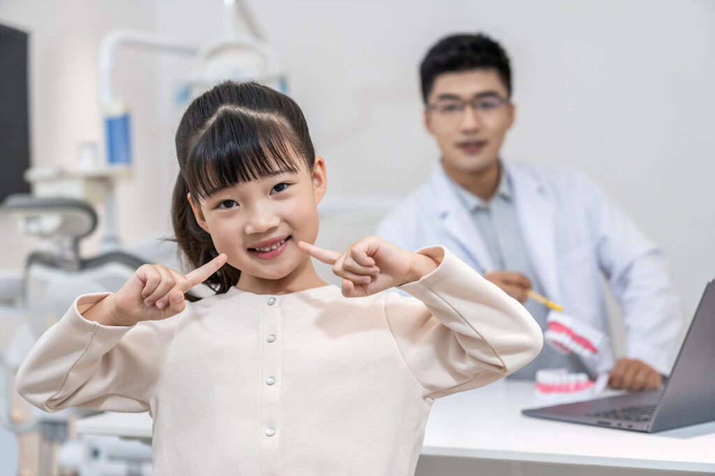 医生和小女孩在诊所