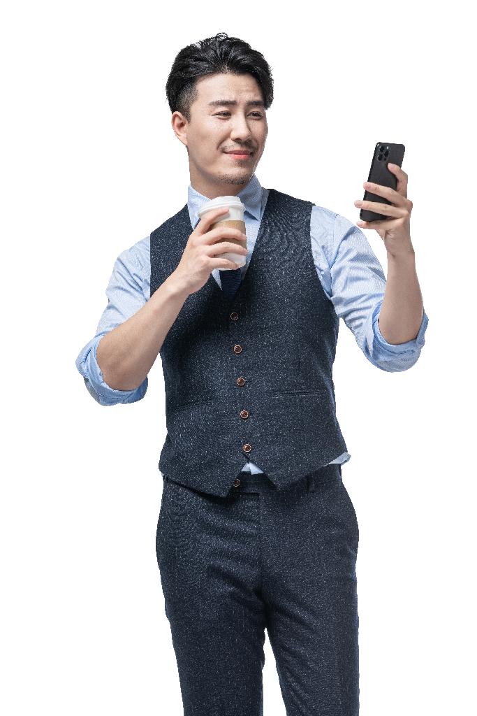 商务男士拿着咖啡使用手机图片