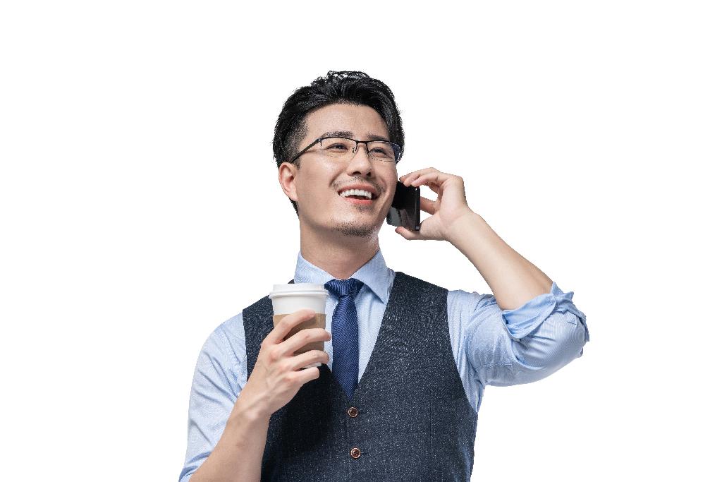 商务男士拿着咖啡使用手机图片