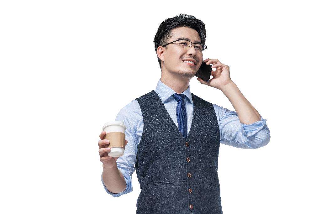 商务男士拿着咖啡使用手机图片