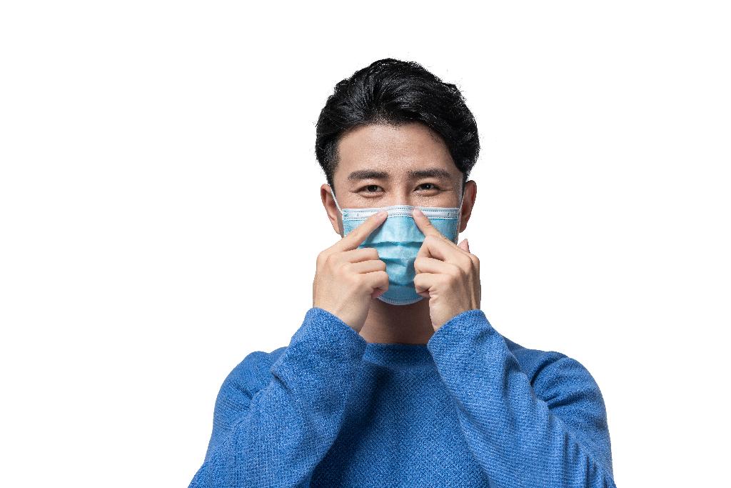 年轻男子拿着外科口罩图片