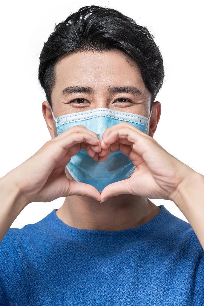 年轻男子拿着外科口罩图片