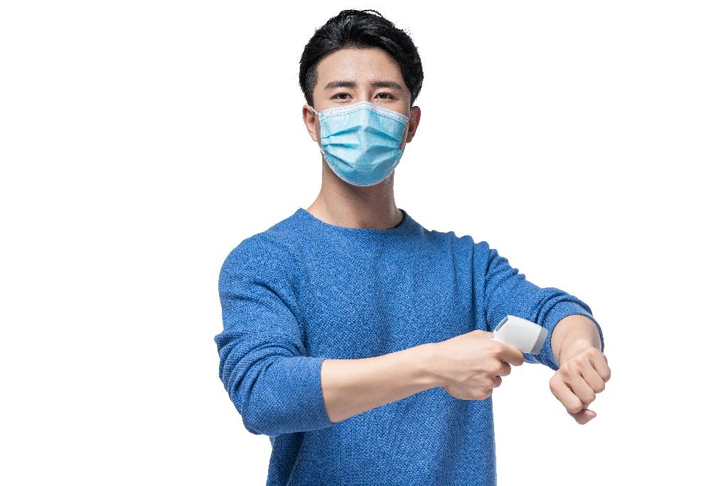 年轻男子拿着外科口罩