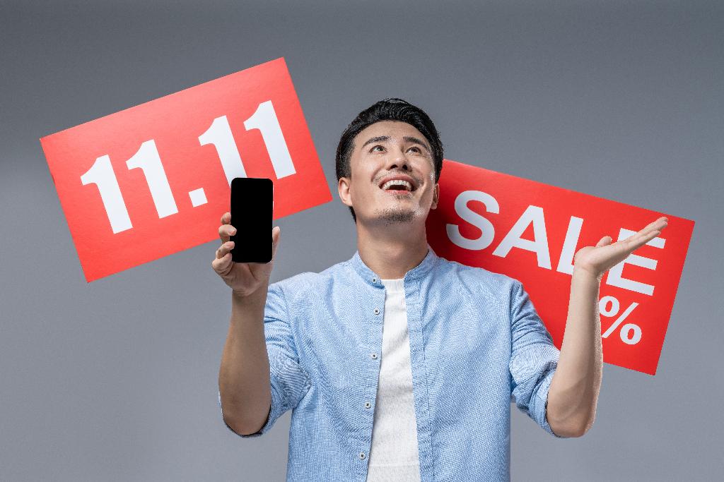 年轻男子展示手机图片