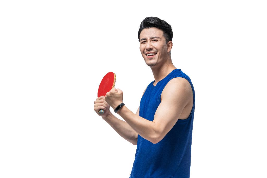 年轻男子打乒乓球图片