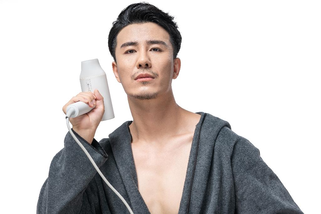 穿浴衣的年轻男子
