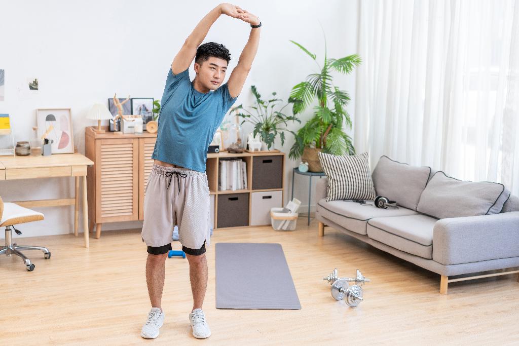 年轻男子在家健身图片