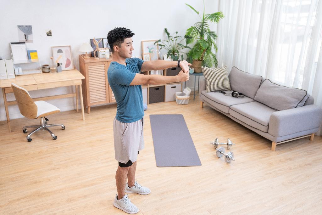 年轻男子在家健身