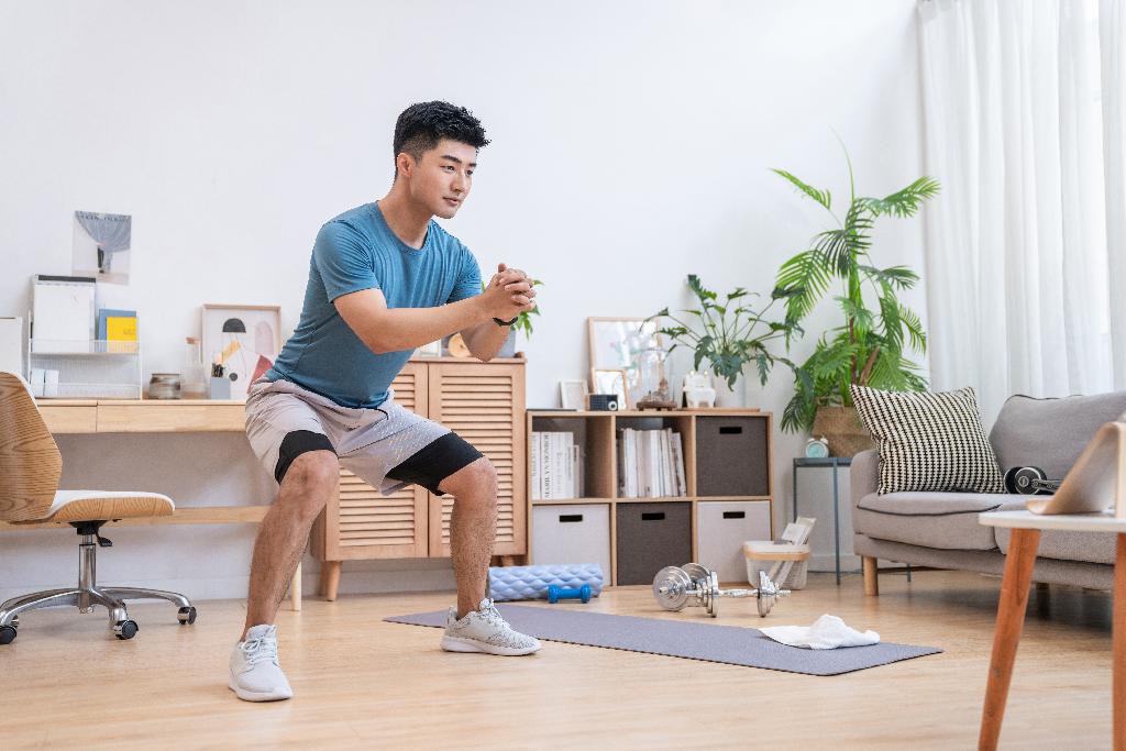 年轻男子在家健身