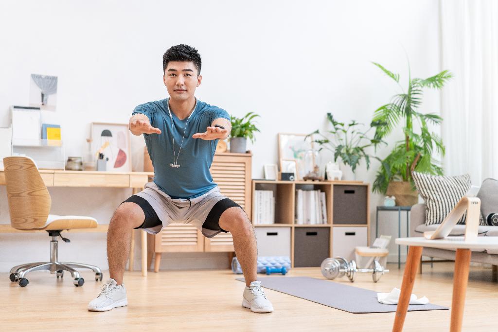 年轻男子在家健身