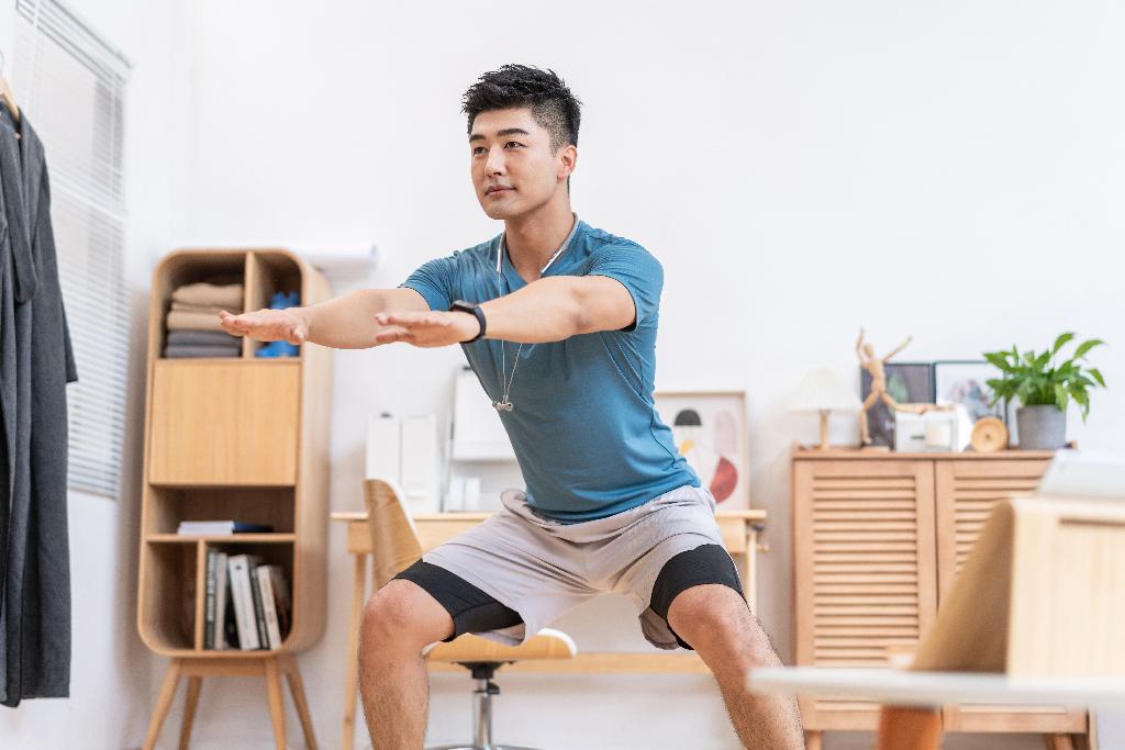 年轻男子在家健身