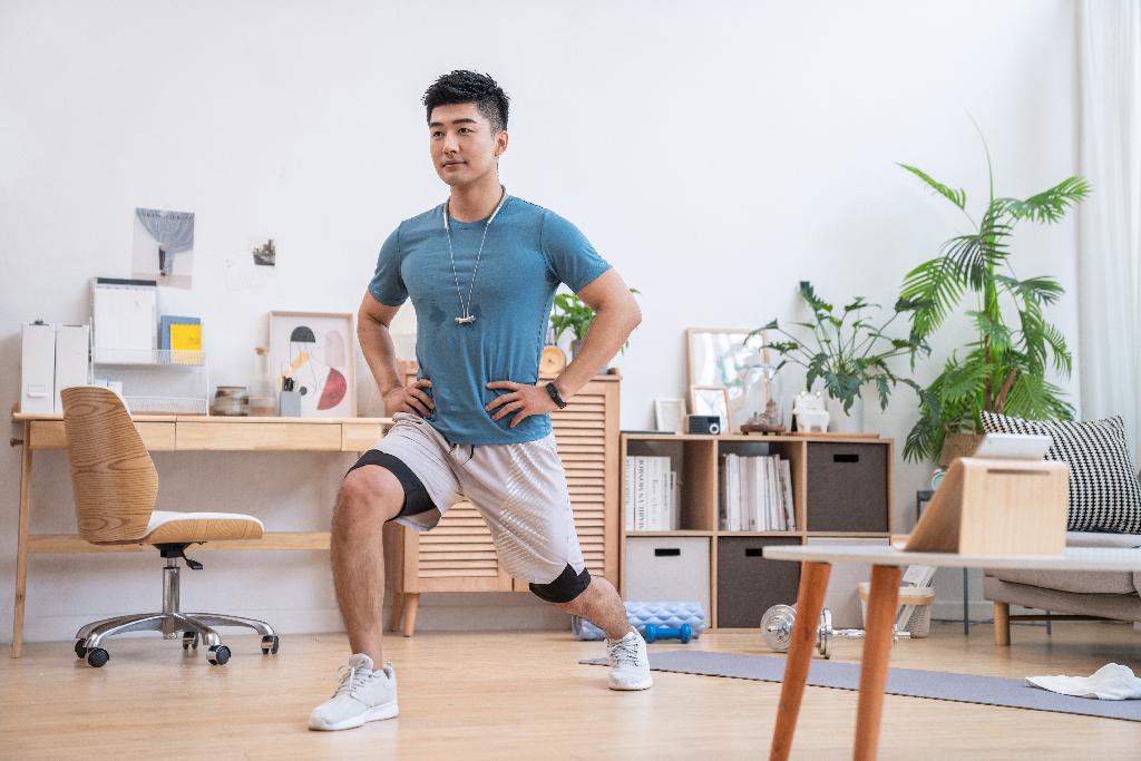 年轻男子在家健身