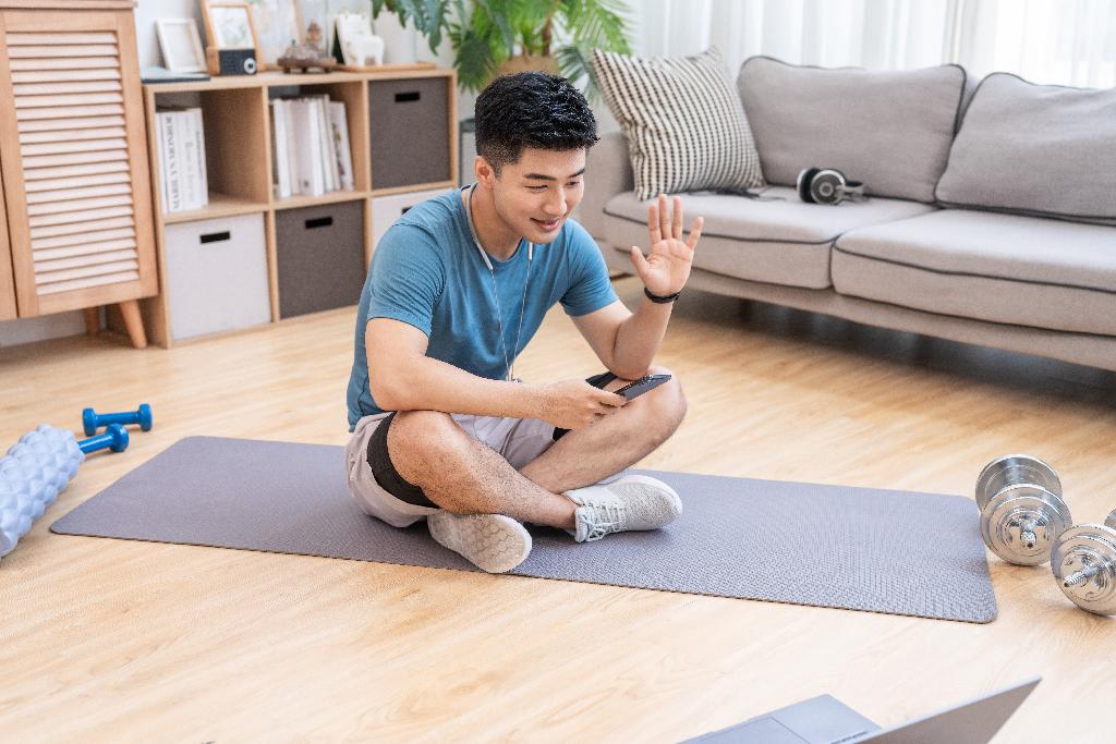 年轻男子在家健身