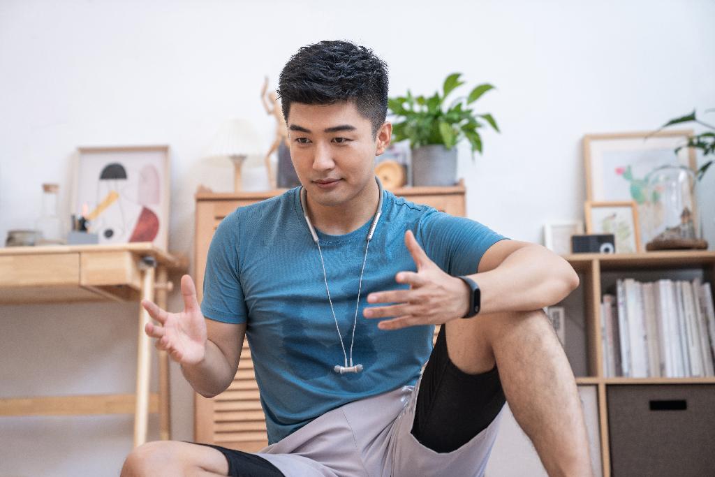 年轻男子在家健身
