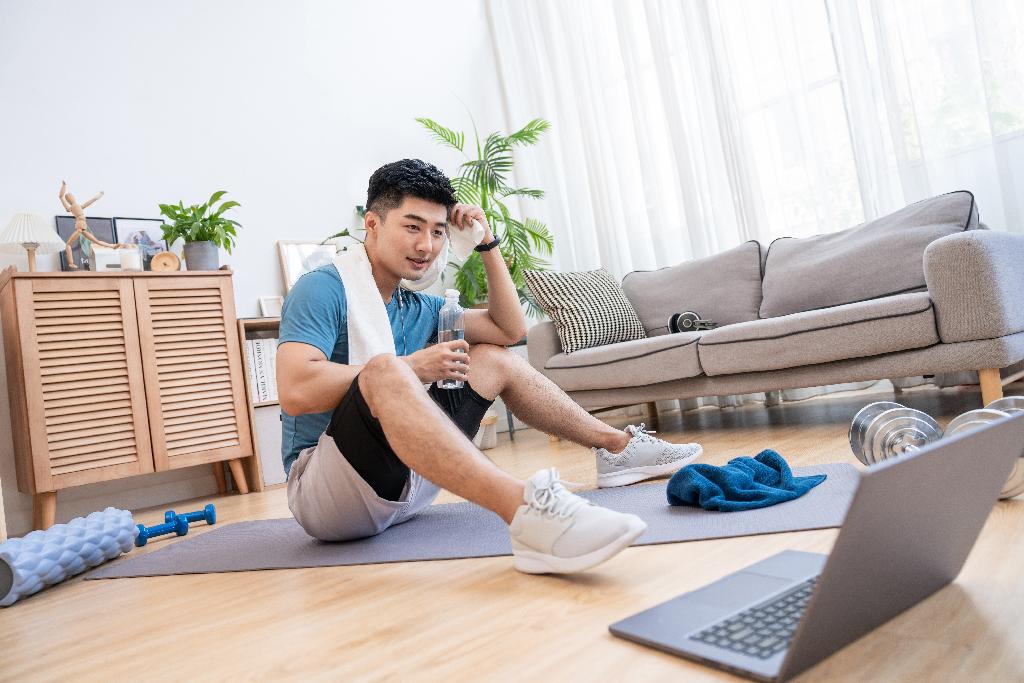 年轻男子在家健身图片