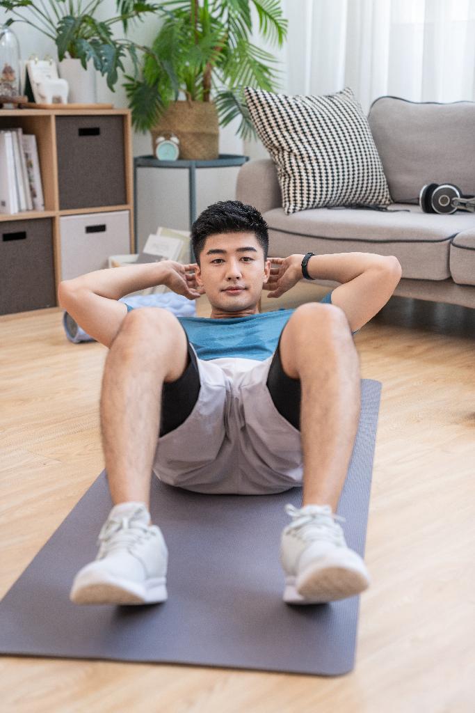 年轻男子在家健身