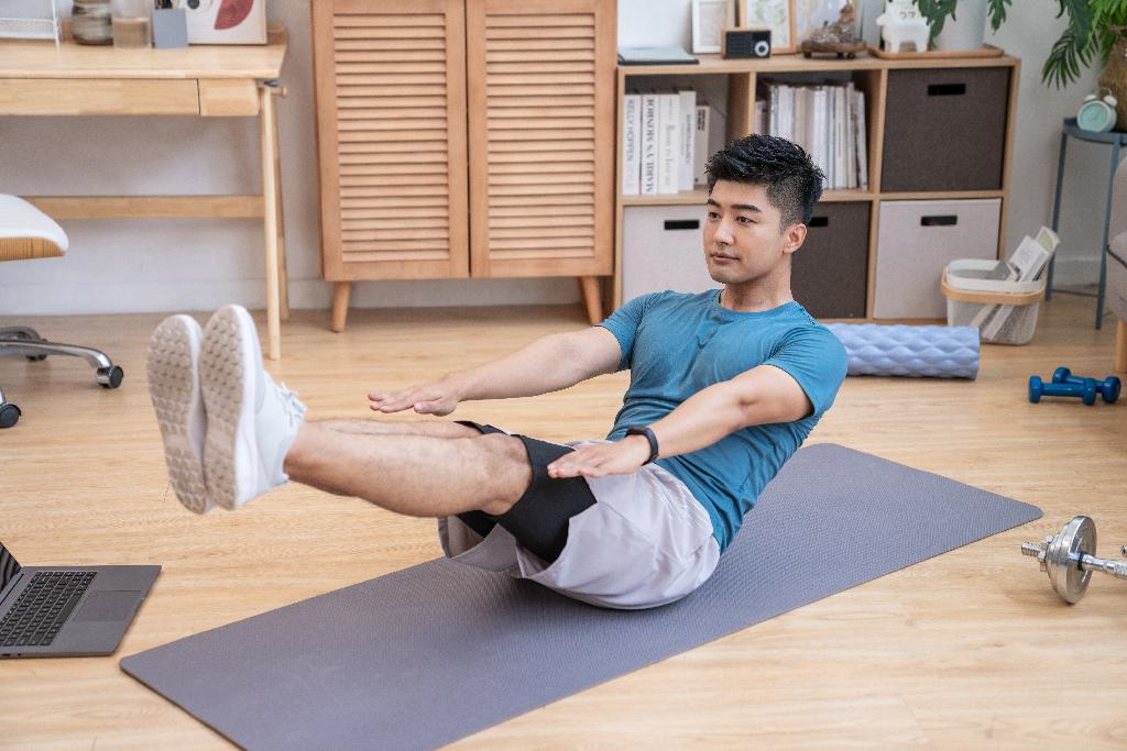 年轻男子在家健身