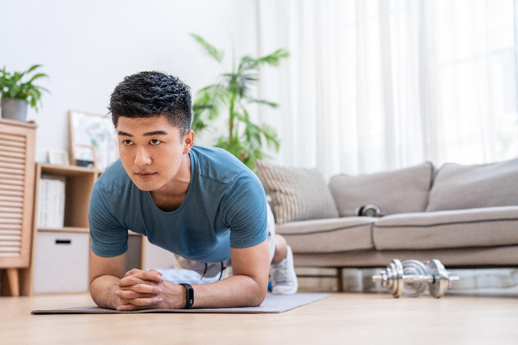 年轻男子在家健身