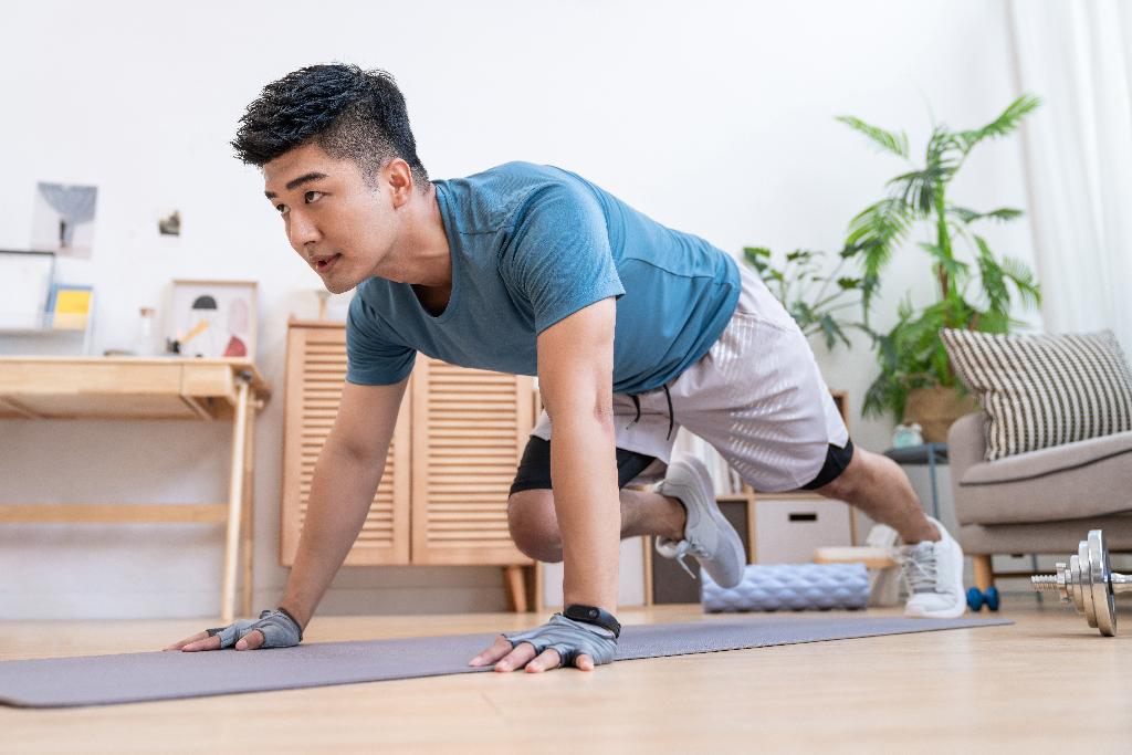 年轻男子在家健身