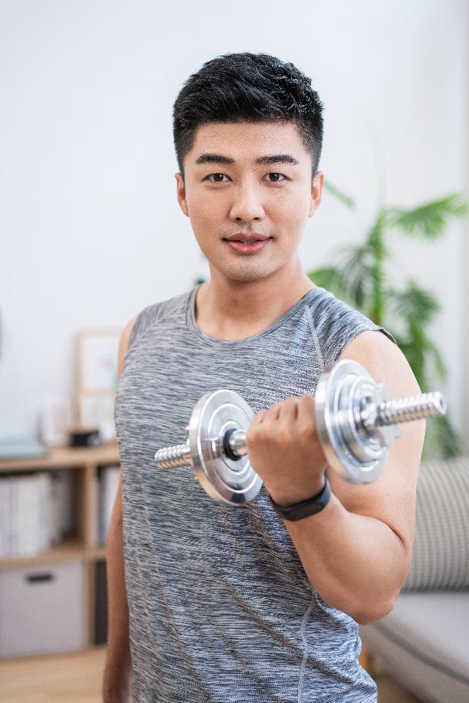 年轻男子在家健身