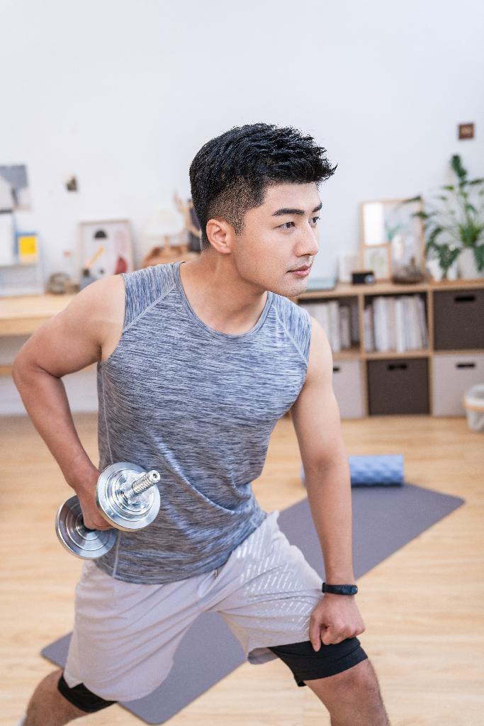 年轻男子在家健身
