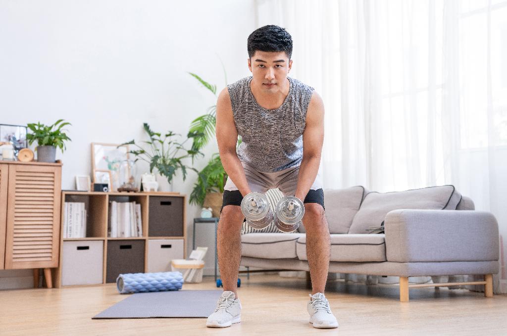 年轻男子在家健身
