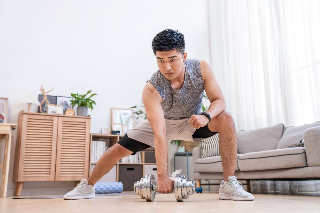 年轻男子在家健身