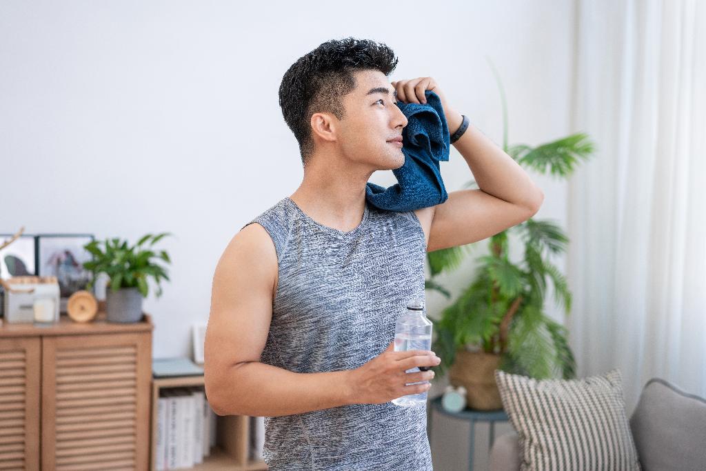 年轻男子在家健身