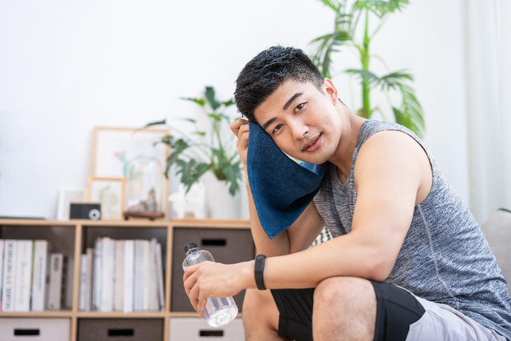 年轻男子在家健身图片
