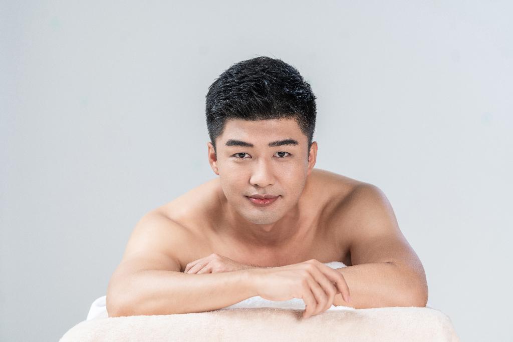年轻男子在美容院按摩图片