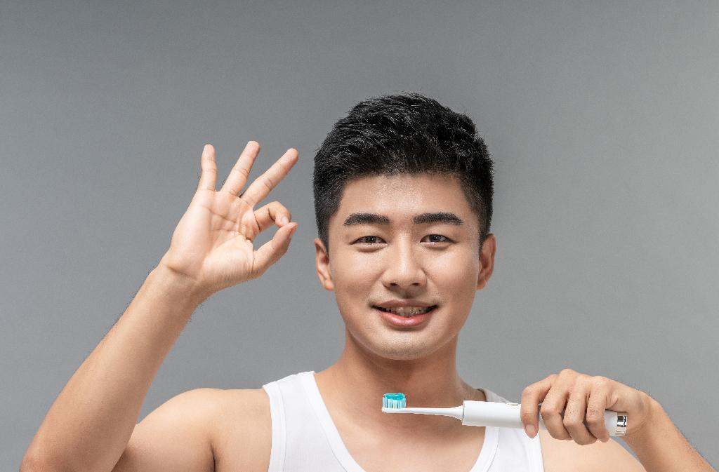 年轻男子刷牙图片