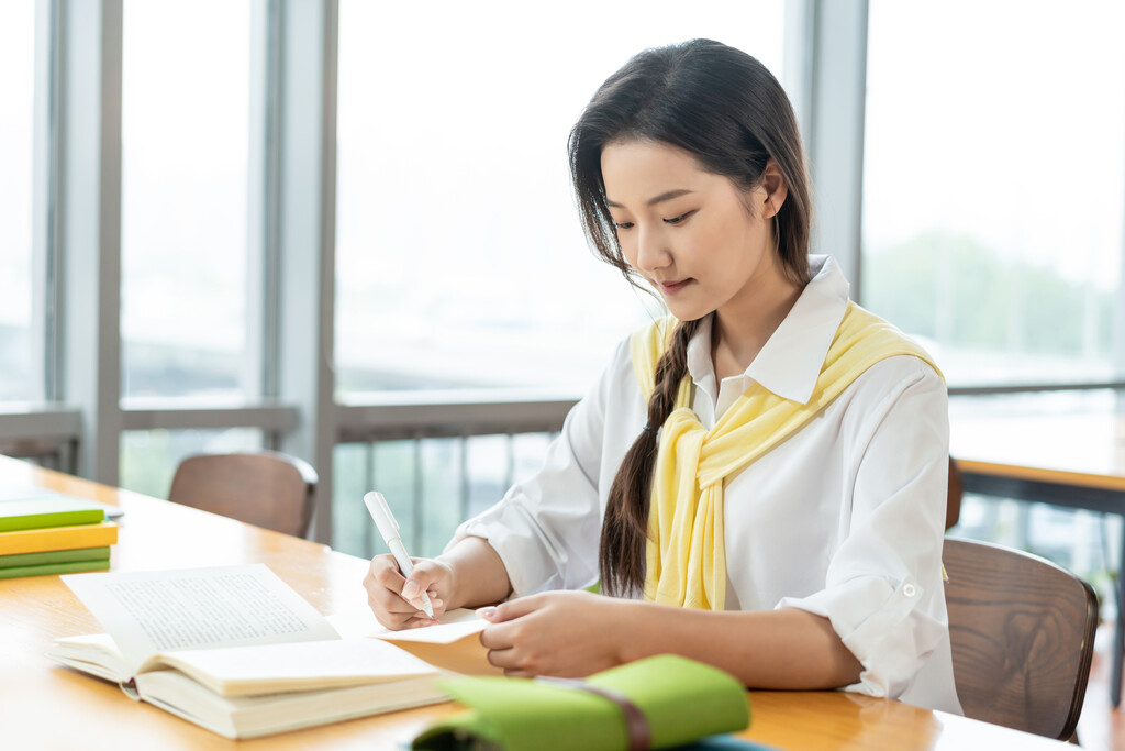 年轻女子在读书