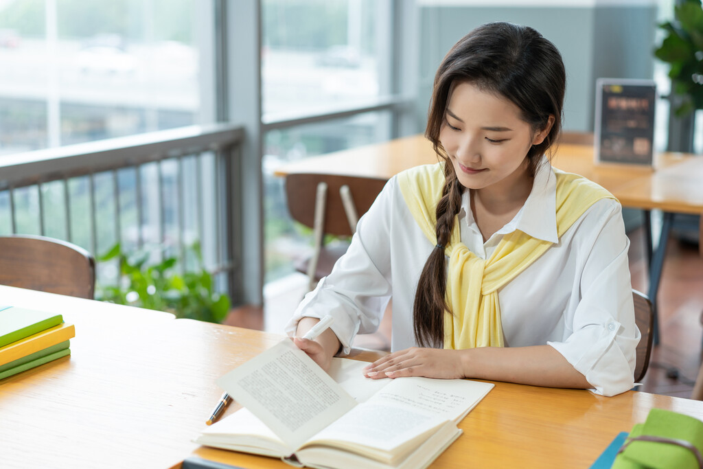 年轻女子在读书