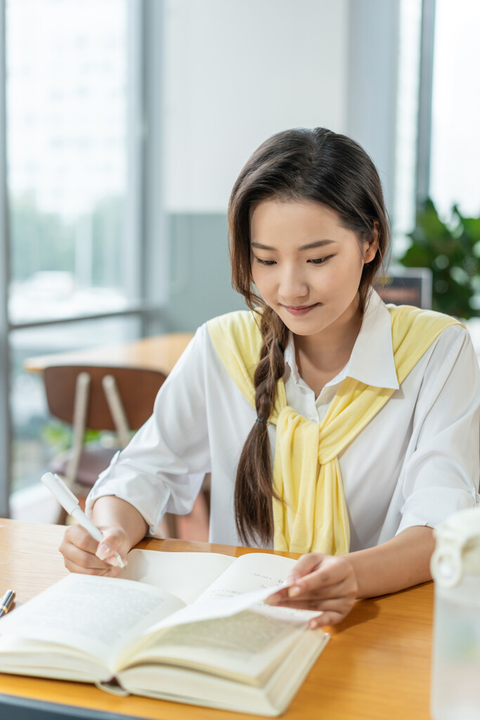 年轻女子在读书