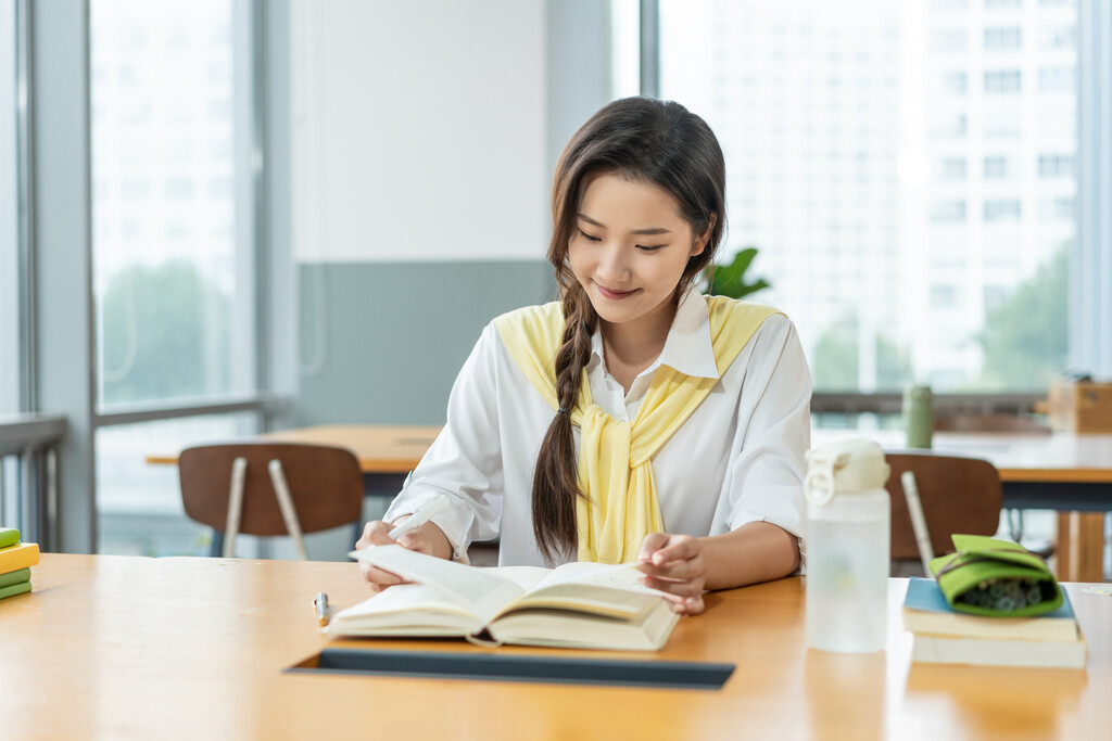 年轻女子在读书图片