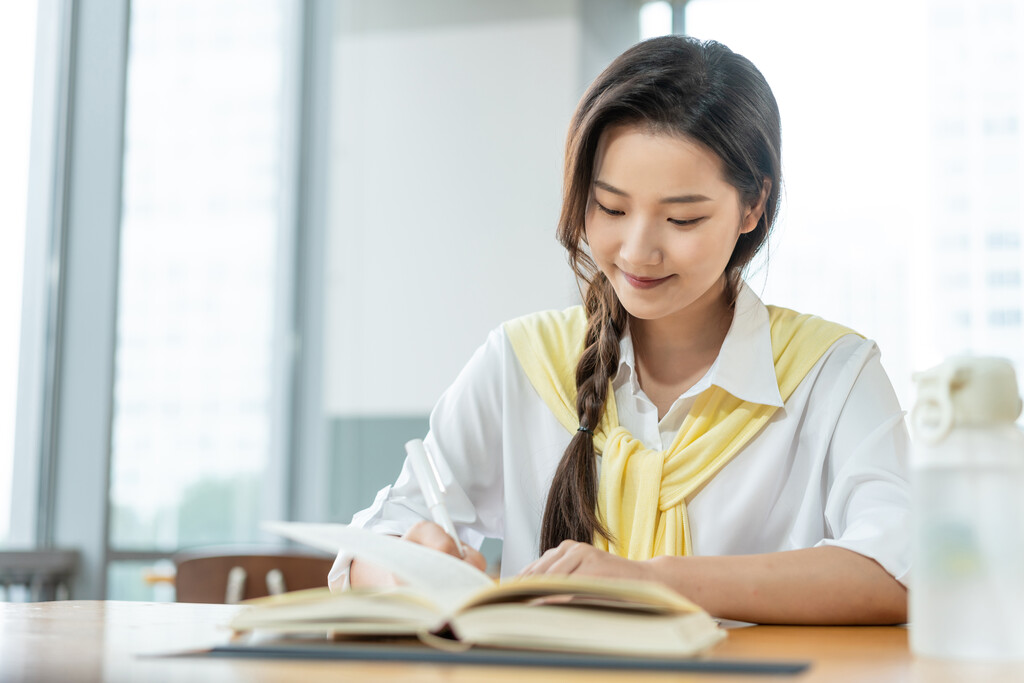 年轻女子在读书图片