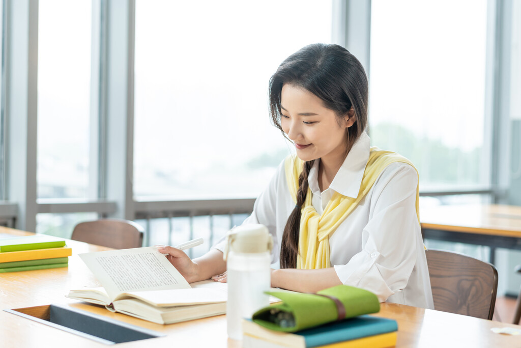 年轻女子在读书图片