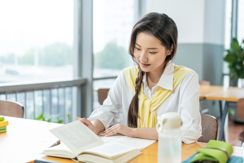 年轻女子在读书