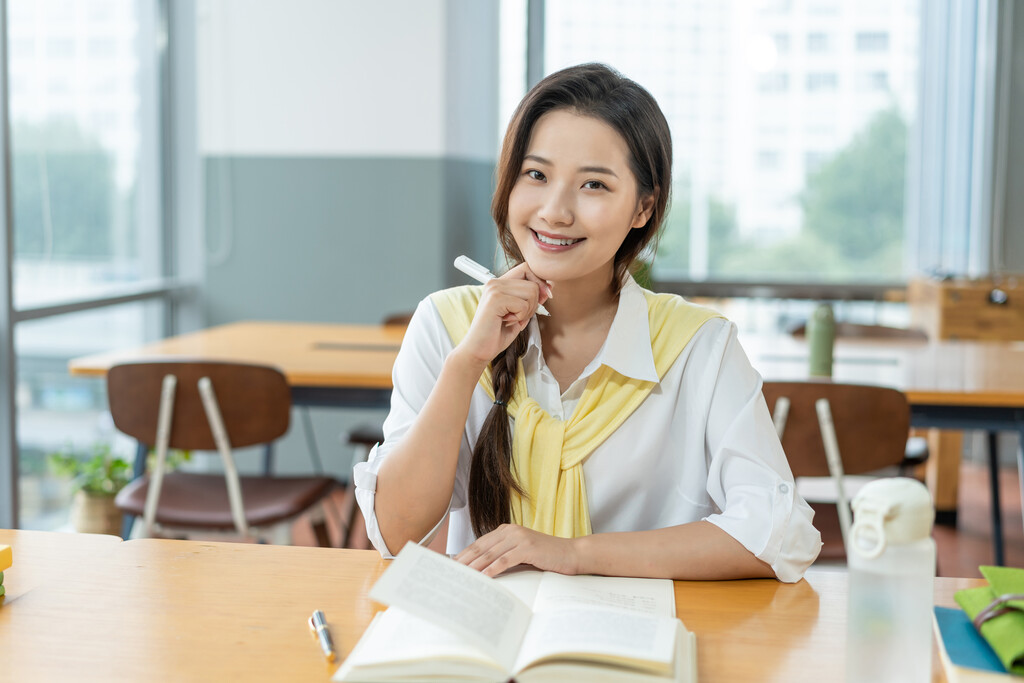 年轻女子在读书