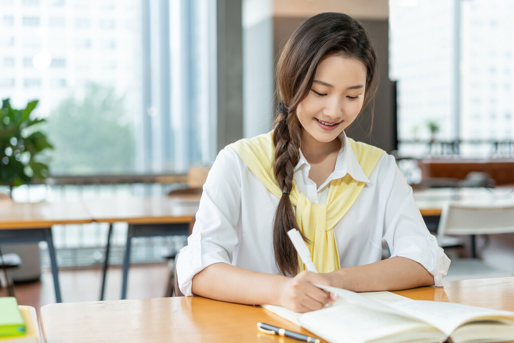 年轻女子在读书